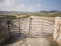 Barriera di Acebuche (Barrera de Acebuche), porta di legno tipica Immagine Stock Libera da Diritti Barriera di Acebuche (Barrera de Acebuche), porta di legno tipica Immagine Stock Libera da Diritti