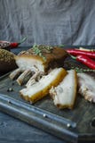 Barriga de carne de porco cozida com especiarias, tomilho, pimenta amarga, p?o fresco Gordura ucraniana Prato tradicional de Ucr? fotografia de stock Barriga de carne de porco cozida com especiarias, tomilho, pimenta amarga, p?o fresco Gordura ucraniana Prato tradicional de Ucr? fotografia de stock