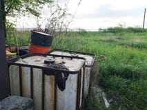 Barriles de basura industrial cerca del ?rbol y de las ca?as verdes El concepto de contaminaci?n de la naturaleza y de almacenami imagen de archivo libre de regalías Barriles de basura industrial cerca del ?rbol y de las ca?as verdes El concepto de contaminaci?n de la naturaleza y de almacenami imagen de archivo libre de regalías