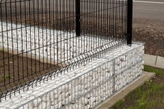 Barrière de Chambre Le coin fait de gabions a rempli de cailloux blancs images libres de droits Barrière de Chambre Le coin fait de gabions a rempli de cailloux blancs images libres de droits