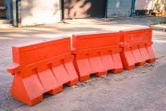 Barrière en plastique orange alignée sur la route photo stock Barrière en plastique orange alignée sur la route photo stock