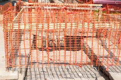Barrière orange de filet de sécurité de chantier de construction comme barrière au-dessus du fossé sur l'excavation de rue image stock Barrière orange de filet de sécurité de chantier de construction comme barrière au-dessus du fossé sur l'excavation de rue image stock