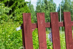 Barrière peinte en bois rouge photo stock Barrière peinte en bois rouge photo stock