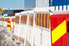 Barrières blanches, rouges et jaunes de contruction image libre de droits Barrières blanches, rouges et jaunes de contruction image libre de droits