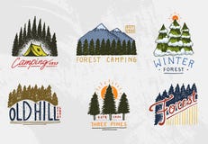 Barrskog, berg och trälogo campa och lös natur landskap med sörjer träd och kullar Emblem eller royaltyfri illustrationer Barrskog, berg och trälogo campa och lös natur landskap med sörjer träd och kullar Emblem eller royaltyfri illustrationer