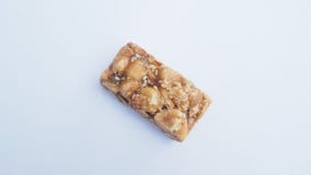 Bars van karamel met pinda's op witte achtergrond worden geïsoleerd die Stock Foto Bars van karamel met pinda's op witte achtergrond worden geïsoleerd die Stock Foto
