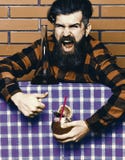 bartender έννοια Ο μπάρμαν με τη μακριά γενειάδα και mustache και η μοντέρνη τρίχα να φωνάξουν στο πρόσωπο, που γίνεται το οινοπν στοκ εικόνες bartender έννοια Ο μπάρμαν με τη μακριά γενειάδα και mustache και η μοντέρνη τρίχα να φωνάξουν στο πρόσωπο, που γίνεται το οινοπν στοκ εικόνες