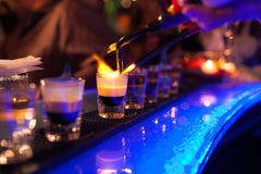 Bartender κάνει το καυτό οινοπνευματώδες κοκτέιλ και αναφλέγει το φραγμό η λέσχη νύχτας ελίτ κατά τη διάρκεια του κόμματος προετο στοκ φωτογραφίες με δικαίωμα ελεύθερης χρήσης Bartender κάνει το καυτό οινοπνευματώδες κοκτέιλ και αναφλέγει το φραγμό η λέσχη νύχτας ελίτ κατά τη διάρκεια του κόμματος προετο στοκ φωτογραφίες με δικαίωμα ελεύθερης χρήσης