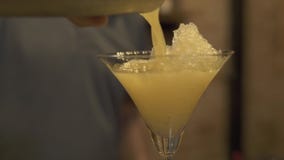 Bartender χύνοντας κοκτέιλ από το δονητή στο γυαλί με το συντριμμένο πάγο στο μετρητή φραγμών στο εστιατόριο Μπάρμαν που κατασκευ απόθεμα βίντεο Bartender χύνοντας κοκτέιλ από το δονητή στο γυαλί με το συντριμμένο πάγο στο μετρητή φραγμών στο εστιατόριο Μπάρμαν που κατασκευ απόθεμα βίντεο