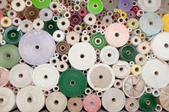 barwi rolki starą papierową ścianę obraz stock barwi rolki starą papierową ścianę obraz stock