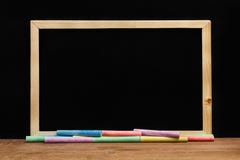 Barwiony pisze kred? i chalkboard zdjęcie stock Barwiony pisze kred? i chalkboard zdjęcie stock