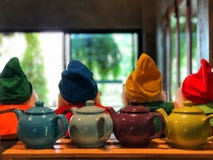 Barwiący teapot na drewnianym stole z kawiarni światłem zdjęcia royalty free Barwiący teapot na drewnianym stole z kawiarni światłem zdjęcia royalty free