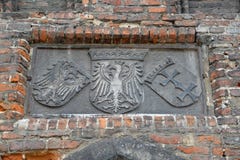 Bas-relief antique avec l'image des manteaux des bras du nous images libres de droits Bas-relief antique avec l'image des manteaux des bras du nous images libres de droits