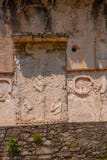 Bas-relief antique découpant des personnes de Maya aux ruinas Chiapas Mexique de Palenque photo libre de droits Bas-relief antique découpant des personnes de Maya aux ruinas Chiapas Mexique de Palenque photo libre de droits