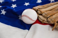 Base-ball et gants sur un drapeau américain image libre de droits Base-ball et gants sur un drapeau américain image libre de droits