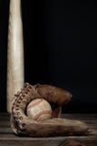 Baseball d'annata in guanto mezzo immagini stock Baseball d'annata in guanto mezzo immagini stock