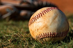 Baseball och handske på fält royaltyfri bild Baseball och handske på fält royaltyfri bild