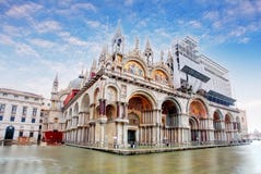 Basilica di San Marco debajo de las nubes interesantes, Venecia, Italia Fotos de archivo libres de regalías Basilica di San Marco debajo de las nubes interesantes, Venecia, Italia Fotos de archivo libres de regalías