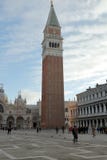 Basilika och Campanile di San Marco på piazza San Marco eller Sts Mark fyrkant royaltyfri foto Basilika och Campanile di San Marco på piazza San Marco eller Sts Mark fyrkant royaltyfri foto