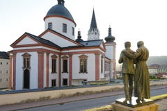 Basilique Mariazell, Styrie, Autriche, postérieur avec des pèlerins photo stock Basilique Mariazell, Styrie, Autriche, postérieur avec des pèlerins photo stock