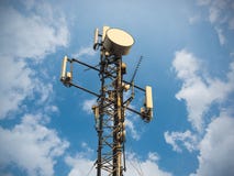 Basisstation oder niedrige Transceiver-Station Der Moskau-Bereich, die Stadt von Dmitrov Drahtloser Kommunikations-Antennen-Überm lizenzfreie stockfotos Basisstation oder niedrige Transceiver-Station Der Moskau-Bereich, die Stadt von Dmitrov Drahtloser Kommunikations-Antennen-Überm lizenzfreie stockfotos