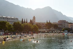 Baska Voda, Kroatien - Augusti 2018: Folk på den huvudsakliga stranden i Baska Voda, Kroatien royaltyfria bilder Baska Voda, Kroatien - Augusti 2018: Folk på den huvudsakliga stranden i Baska Voda, Kroatien royaltyfria bilder