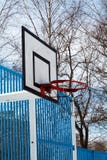 Basketballplatz im Winter lizenzfreies stockfoto Basketballplatz im Winter lizenzfreies stockfoto