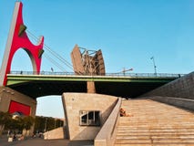 Baskiskt land - september 11 - 2018: Par som vilar på trappan av bron för lasalvazubia i Bilbo royaltyfria foton Baskiskt land - september 11 - 2018: Par som vilar på trappan av bron för lasalvazubia i Bilbo royaltyfria foton