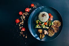 Basmati ryż, jarosz, weganin piec na grillu warzywa Marchewka, czereśniowi pomidory, szampiniony, oberżyna, anyż zmrok obrazy stock Basmati ryż, jarosz, weganin piec na grillu warzywa Marchewka, czereśniowi pomidory, szampiniony, oberżyna, anyż zmrok obrazy stock