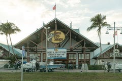 Bass Pro Shops, vars Rossford har över 70 diversehandel över Förenta staterna arkivfoto Bass Pro Shops, vars Rossford har över 70 diversehandel över Förenta staterna arkivfoto