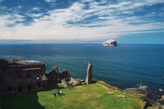 Bass Rock och Tantallon slott royaltyfri foto Bass Rock och Tantallon slott royaltyfri foto