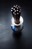 Bastoncini di legno cinesi di Brown in vaso russo tradizionale dello slyle Immagine Stock Bastoncini di legno cinesi di Brown in vaso russo tradizionale dello slyle Immagine Stock