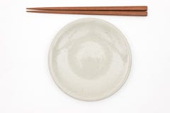 Bastoncino di legno giapponese tradizionale e piatto ceramico bianco immagini stock Bastoncino di legno giapponese tradizionale e piatto ceramico bianco immagini stock