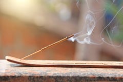 Bastone e fumo di incenso dalla combustione di incenso Bello fumo B fotografie stock libere da diritti Bastone e fumo di incenso dalla combustione di incenso Bello fumo B fotografie stock libere da diritti
