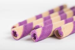 Bastone porpora delizioso del rotolo del wafer fotografie stock libere da diritti Bastone porpora delizioso del rotolo del wafer fotografie stock libere da diritti