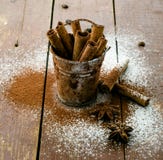 Bastoni di cannella in secchio su fondo di legno fotografie stock libere da diritti Bastoni di cannella in secchio su fondo di legno fotografie stock libere da diritti
