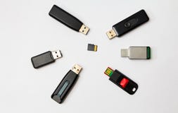 Bastoni di memoria flash del Usb su fondo bianco fotografia stock Bastoni di memoria flash del Usb su fondo bianco fotografia stock
