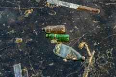 Basura en el agua Fotografía de una charca contaminada imagen de archivo libre de regalías Basura en el agua Fotografía de una charca contaminada imagen de archivo libre de regalías