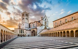 Basílica de St Francis de Assisi en la puesta del sol en Assisi, Umbría, Italia Imágenes de archivo libres de regalías Basílica de St Francis de Assisi en la puesta del sol en Assisi, Umbría, Italia Imágenes de archivo libres de regalías