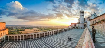 Basílica de St Francis de Assisi no por do sol, Assisi, Úmbria, Itália imagens de stock Basílica de St Francis de Assisi no por do sol, Assisi, Úmbria, Itália imagens de stock