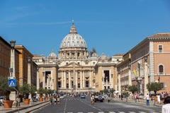 Basílica del ` s del cuadrado y de San Pedro del ` s de San Pedro de la visita de los turistas en Roma, Vaticano, Italia Foto de archivo Basílica del ` s del cuadrado y de San Pedro del ` s de San Pedro de la visita de los turistas en Roma, Vaticano, Italia Foto de archivo