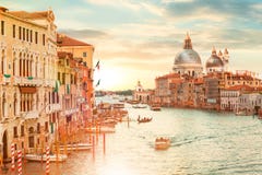Basílica Santa Maria della Salute en Venecia, Italia durante salida del sol hermosa del día de verano con el vaporetto, góndolas imagenes de archivo Basílica Santa Maria della Salute en Venecia, Italia durante salida del sol hermosa del día de verano con el vaporetto, góndolas imagenes de archivo