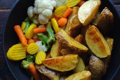 Batatas cozidas com vegetais em uma bandeja Vista superior imagens de stock royalty free Batatas cozidas com vegetais em uma bandeja Vista superior imagens de stock royalty free