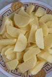 Batatas desbastadas Na placa desbastada da batata Batatas cruas cortadas, descascadas em uma placa Batatas desbastadas em uma bac foto de stock Batatas desbastadas Na placa desbastada da batata Batatas cruas cortadas, descascadas em uma placa Batatas desbastadas em uma bac foto de stock