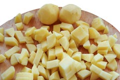 Batatas na placa de desbastamento da cozinha fotografia de stock Batatas na placa de desbastamento da cozinha fotografia de stock
