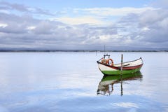 Bateau accroché au milieu He lac image stock Bateau accroché au milieu He lac image stock