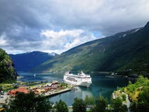 Bateau de croisière amarré dans Flam Norvège images libres de droits Bateau de croisière amarré dans Flam Norvège images libres de droits