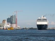 Bateau de croisière chez Elbphilharmonie image stock Bateau de croisière chez Elbphilharmonie image stock