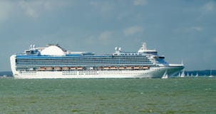 Bateau de croisière de revêtement d'océan avec des bateaux à voile quittant Southampton en Angleterre Photo libre de droits Bateau de croisière de revêtement d'océan avec des bateaux à voile quittant Southampton en Angleterre Photo libre de droits