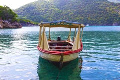Bateau de pêche haïtien : Un vieux bateau de pêche près de Labadee photo stock Bateau de pêche haïtien : Un vieux bateau de pêche près de Labadee photo stock